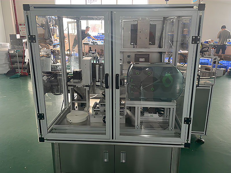 Bottle-Unscrambler-+-Round-Bottle-Labeling-Machine.3